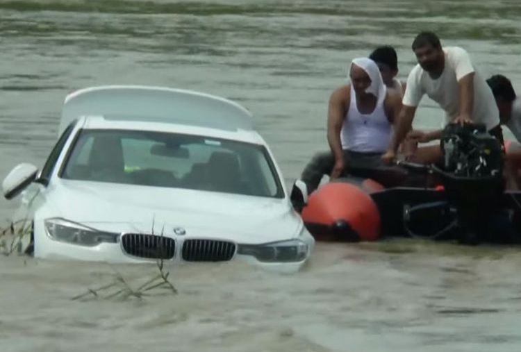 طلب هدية سيارة جاكوار فجاءته بي أم دبليو فأغرقها فورا